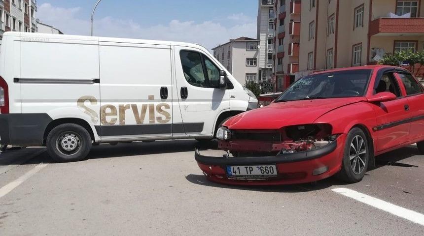 Yola &Ccedil;ıkmak İsteyen Minib&uuml;s İle Otomobil &Ccedil;arpıştı: 2 Yaralı