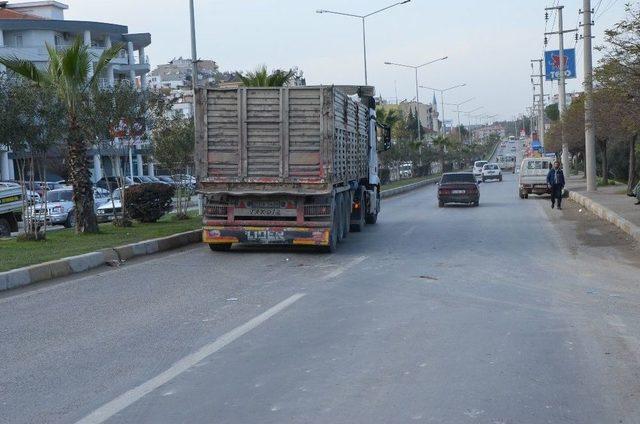 Milas’ta Tırın Çarptığı Sürücü Ağır Yaralandı