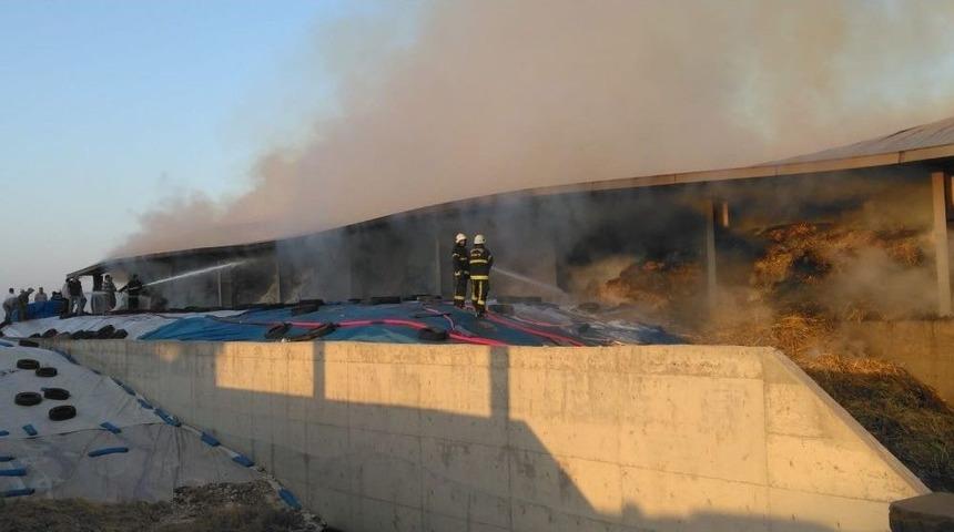 &Ccedil;iftlikteki Yem Deposu Alev Alev Yandı