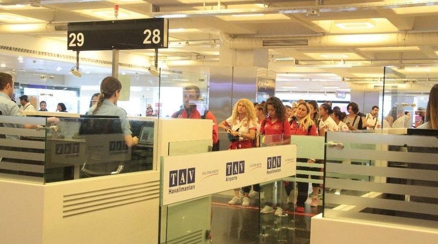 Avrupa İkincisi Ragbi Kadın Milli Takımı Yurda D&ouml;nd&uuml;