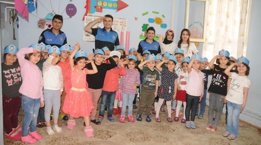 Cizre&rsquo;de Polis, Minik &Ouml;ğrencilere Kendini Tanıttı