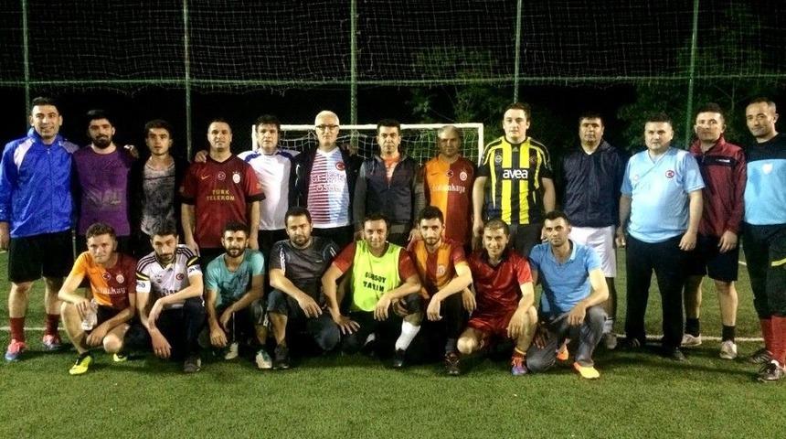 Sarıg&ouml;l İl&ccedil;e Protokol&uuml; Mahalle Gen&ccedil;leriyle Ma&ccedil; Yaptı