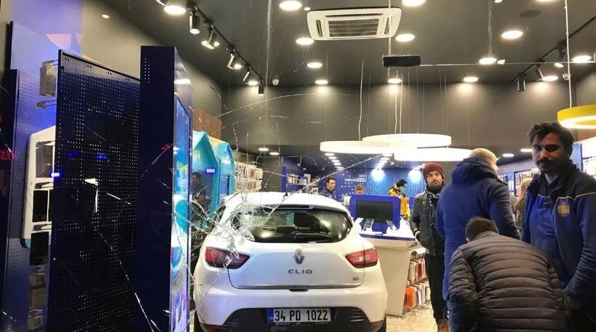 Maltepe’de Otomobil İşyerine Daldı: 2 Yaralı