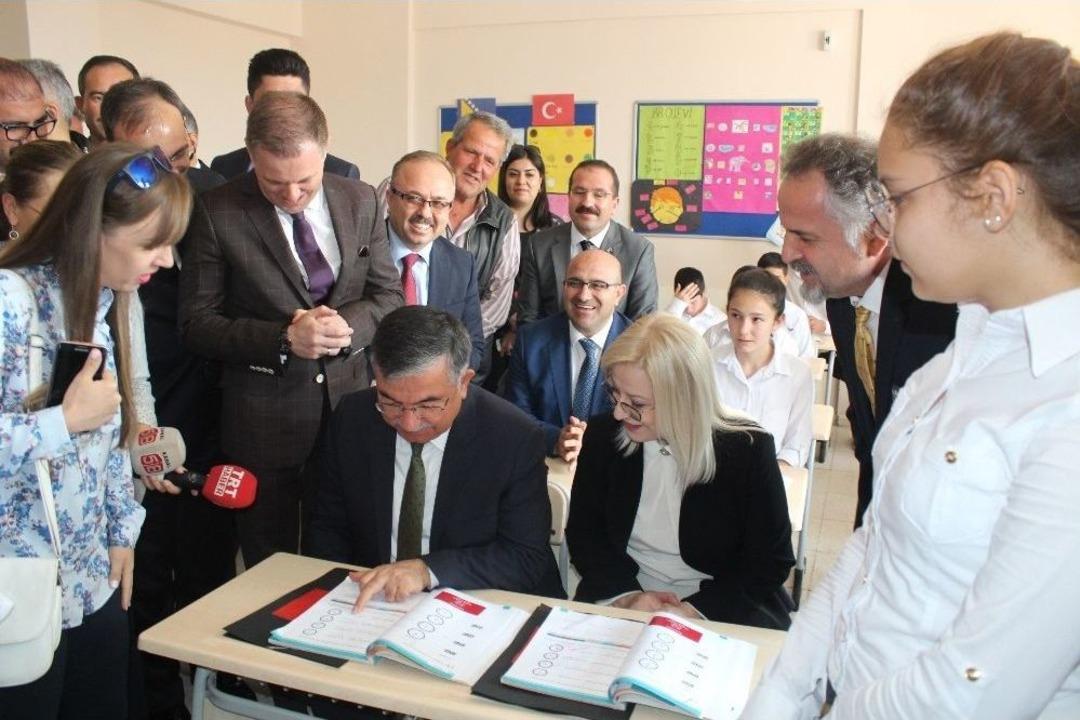 İki &Uuml;lke Bakanından Arnavu&ccedil;ta Dersi