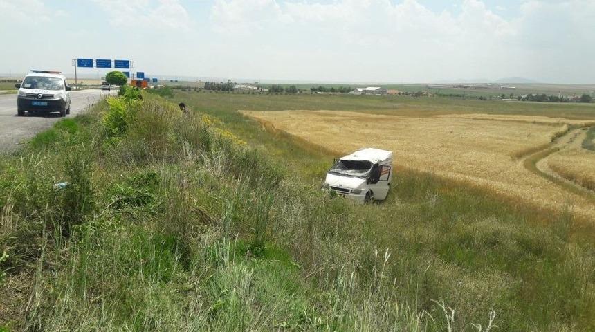 Kulu&rsquo;da Kamyonetl Şarampole Yuvarlandı: 2 Yaralı