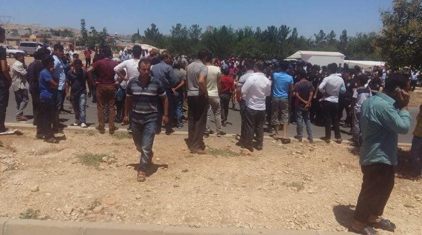 Cami Ve Taziye Evi İsteyen Mahalleli Yolu Trafiğe Kapattı