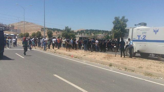 Cami Ve Taziye Evi İsteyen Mahalleli Yolu Trafiğe Kapattı