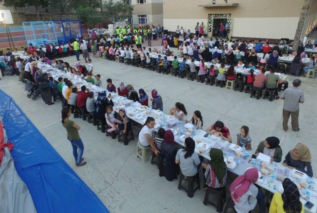 Sarıcakaya&rsquo;da Y&uuml;zlerce &Ccedil;ocuk Aynı Sofrada İftar A&ccedil;tı