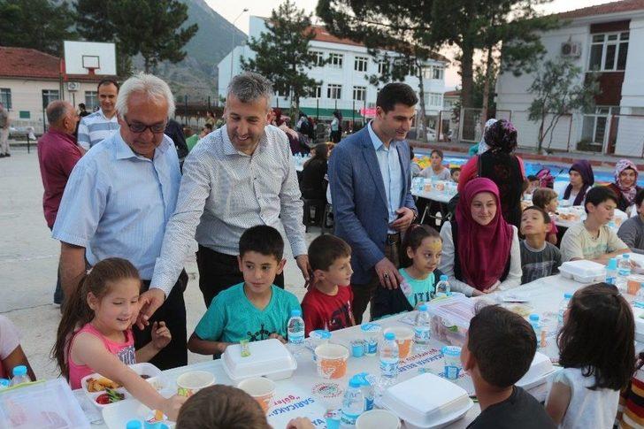 Sarıcakaya’da Yüzlerce Çocuk Aynı Sofrada İftar Açtı G3