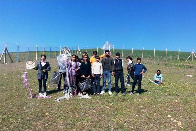 Bismilli Öğrenciler Kendi Yaptıkları Uçurtmaları Uçurdu