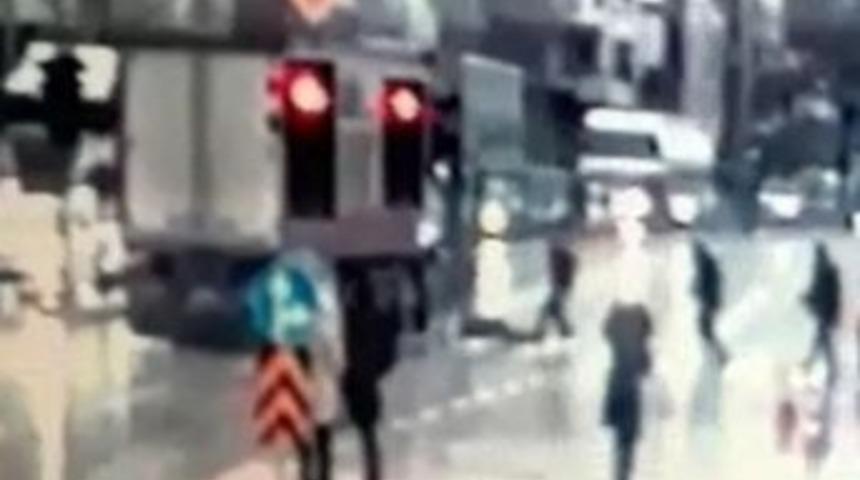 Kırmızı Işıkta Ge&ccedil;en Yayaya Kamyon &Ccedil;arptı: 1 &Ouml;l&uuml;