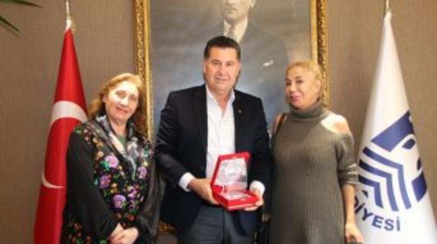 Dat&ccedil;a Kadın İşg&uuml;c&uuml;n&uuml; Geliştirme Derneği&rsquo;nden Başkan Kocadon&rsquo;a Plaket