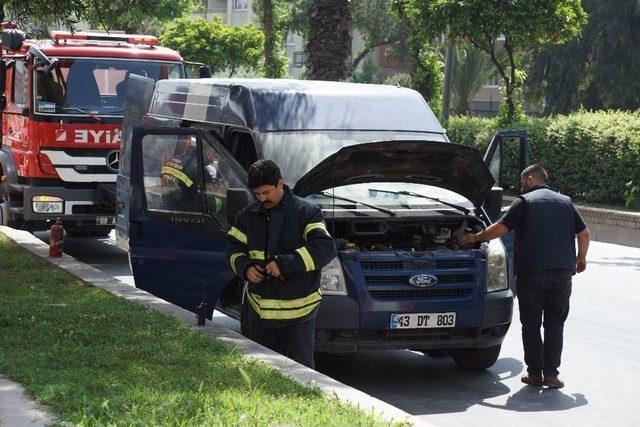 Seyir Halindeki Minibüste Yangın Paniği