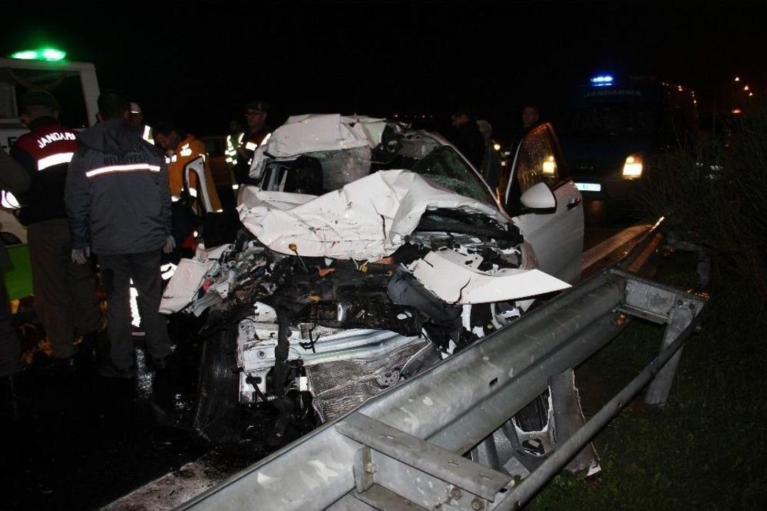 Hurdaya D&ouml;nen Otomobil 3 &Uuml;niversiteliye Mezar Oldu