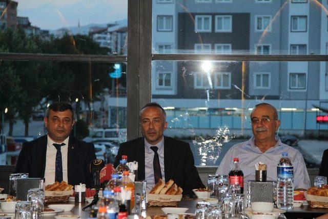 Mhp Milletvekili Adayı Aras, Gazetecilerle Bir Araya Geldi