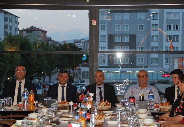 Mhp Milletvekili Adayı Aras, Gazetecilerle Bir Araya Geldi