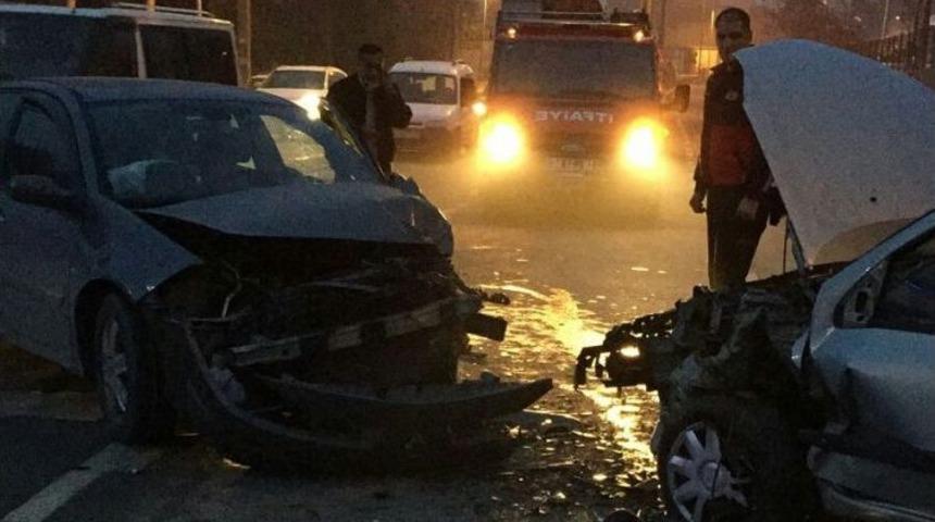 İki Otomobil Kafa Kafaya &Ccedil;arpıştı: 3 Yaralı