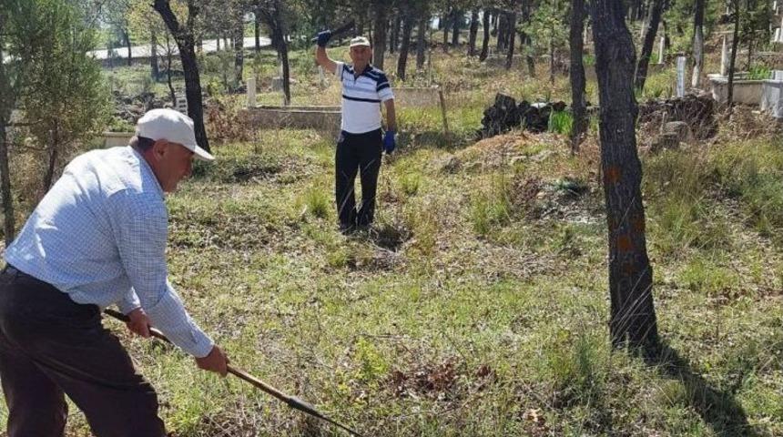Hamam Köyünde İmece Usulü Mezarlık Temizliği
