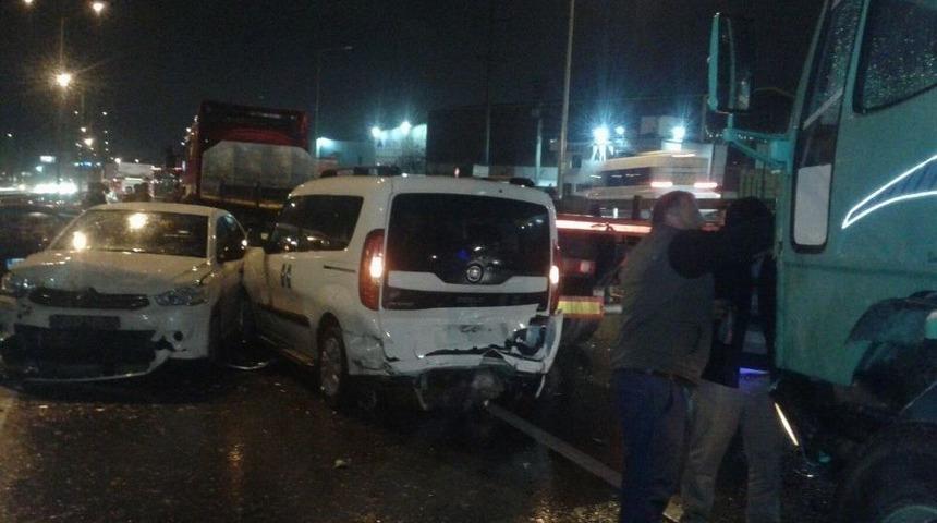 Kayganlaşan Yolda 8 Ara&ccedil; Birbirine Girdi: 1 Yaralı