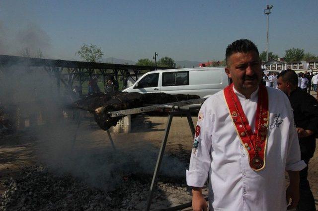 Festival İçin Pişirilmeye Çalışılan 200 Kiloluk Dana Alev Alev Yandı