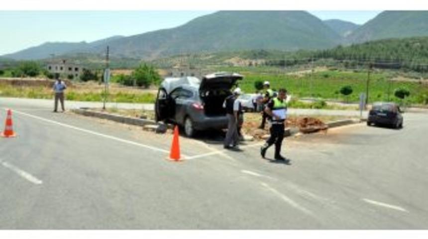 Kavşakta Ge&ccedil;iş İhlali: 4 Yaralı