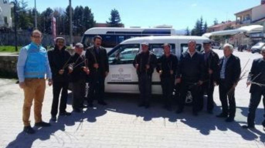 Dumlupınar&rsquo;da &Ccedil;ift&ccedil;ilere Aşılamaları İ&ccedil;in Meyve Kalemleri Dağıtıldı