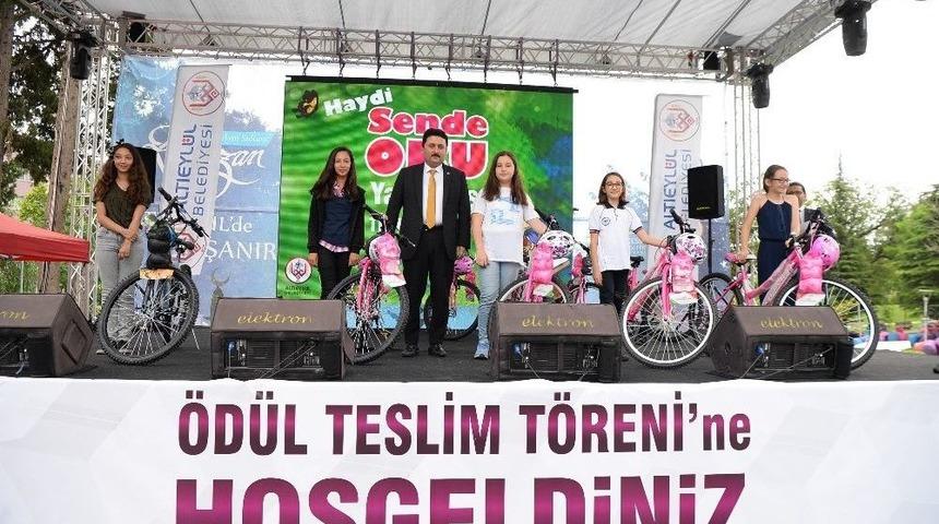 Kitap Okuyan &Ouml;ğrencilere Bisiklet