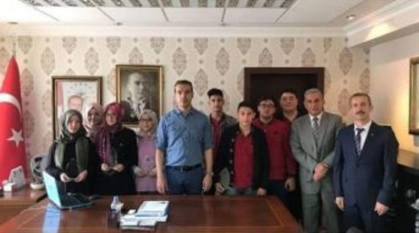 Kaymakam &Ccedil;i&ccedil;ek, &Ouml;ğrencileri &Ouml;d&uuml;llendirdi