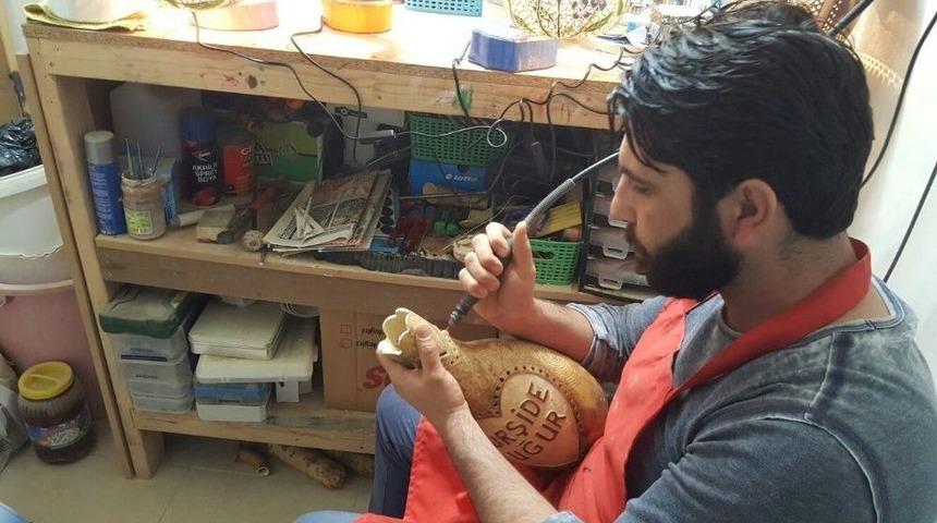 Su Kabağı Onun Elinde Sanat Eserine D&ouml;n&uuml;ş&uuml;yor