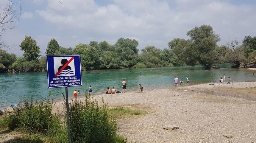 1 Ayda D&ouml;rt Kişinin &Ouml;ld&uuml;ğ&uuml; Manavgat Irmağında Yasak Dinleyen Yok