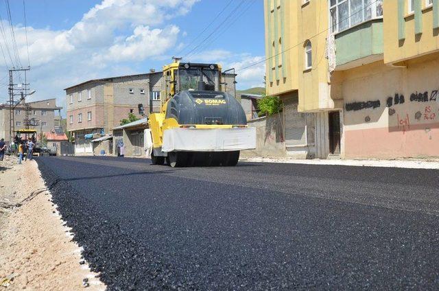 Yüksekova’da Yol Asfaltlama Çalışması