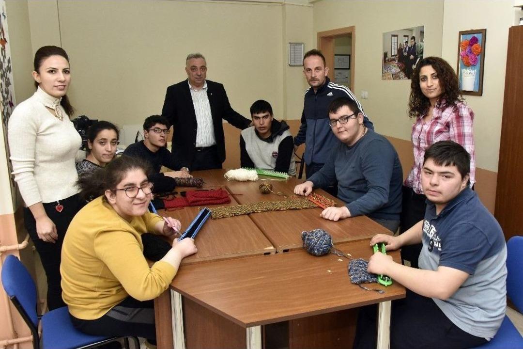 Engellerini &Ouml;rg&uuml; &Ouml;rerek Aşıyorlar