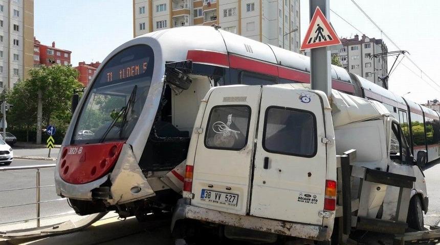 Minib&uuml;s İle Tramvay &Ccedil;arpıştı: 1 Yaralı