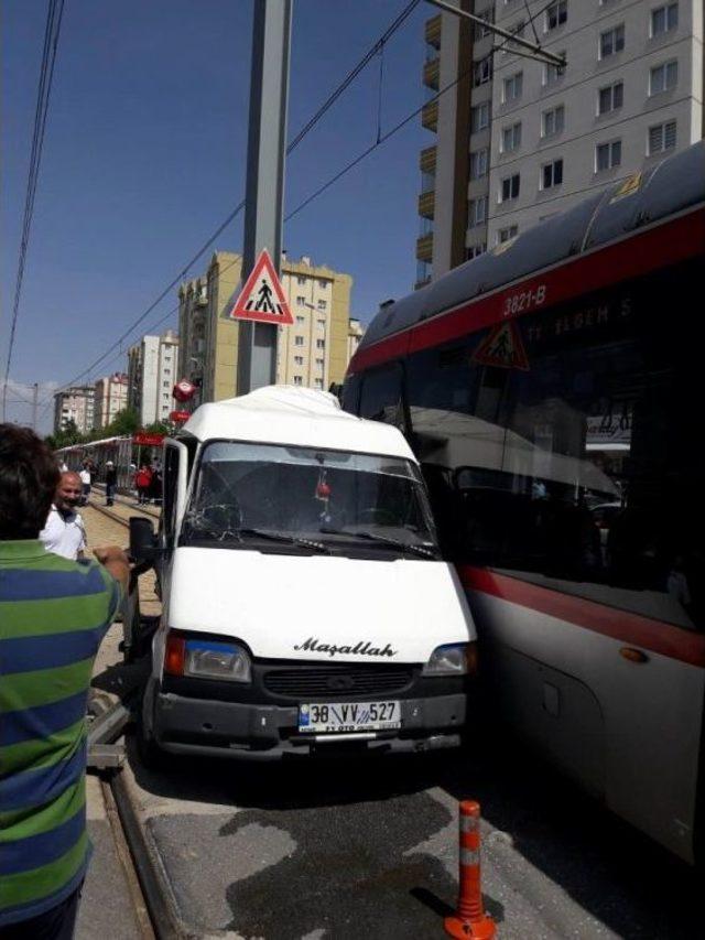 Minibüs İle Tramvay Çarpıştı: 1 Yaralı