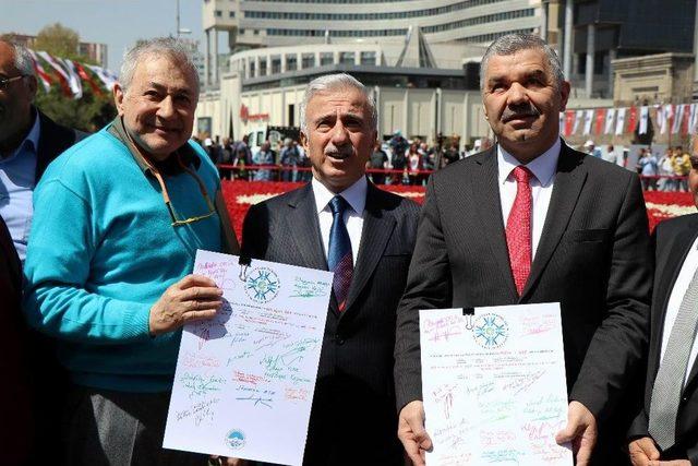 Dünyanın En Büyük Türk Bayrağı Temalı Lale Peyzajı Rekorlar Kitabı’na Girdi