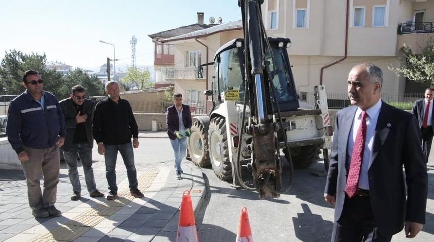Gazi Lisesi Kavşağı’nda Yan Yol Genişletiliyor