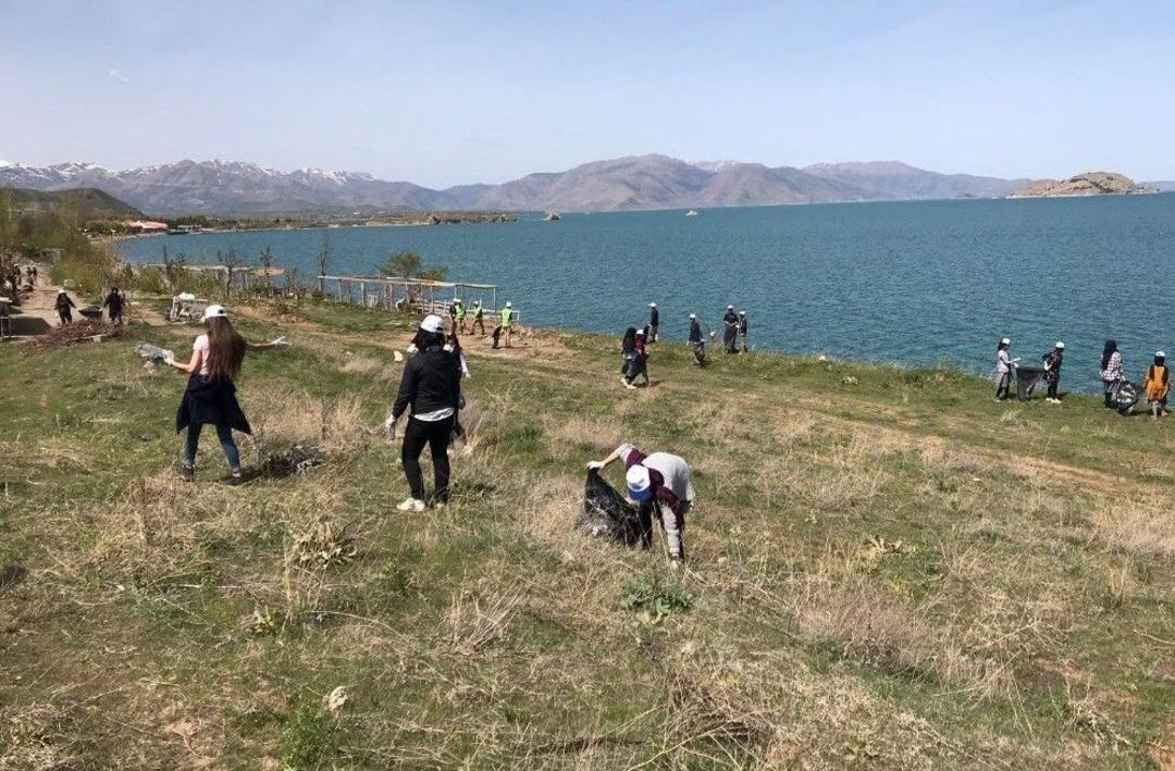 Gevaş&rsquo;ta &Ouml;ğrenciler, Van G&ouml;l&uuml; Sahilinde &Ccedil;&ouml;p Topladı