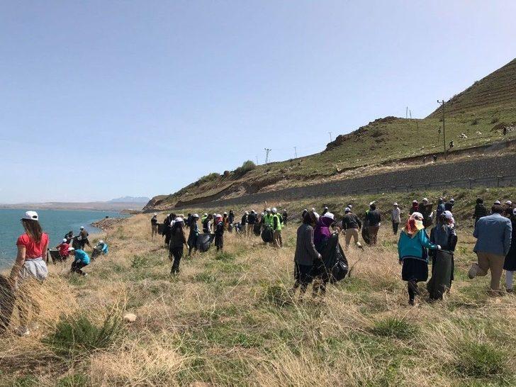Gevaş’ta Öğrenciler, Van Gölü Sahilinde Çöp Topladı G1