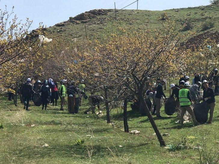 Gevaş’ta Öğrenciler, Van Gölü Sahilinde Çöp Topladı G2
