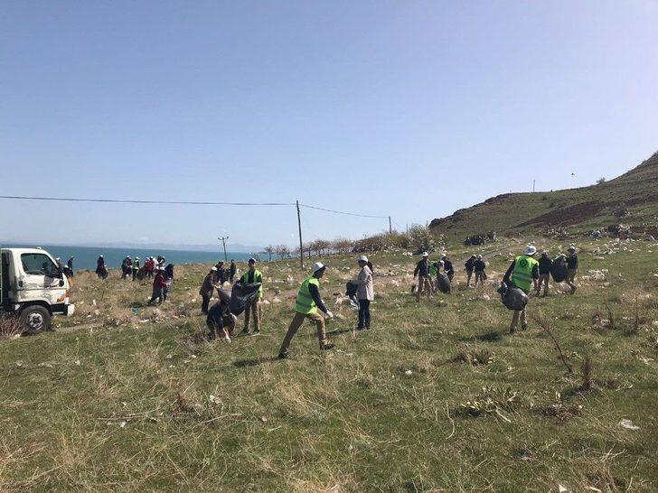 Gevaş’ta Öğrenciler, Van Gölü Sahilinde Çöp Topladı G3