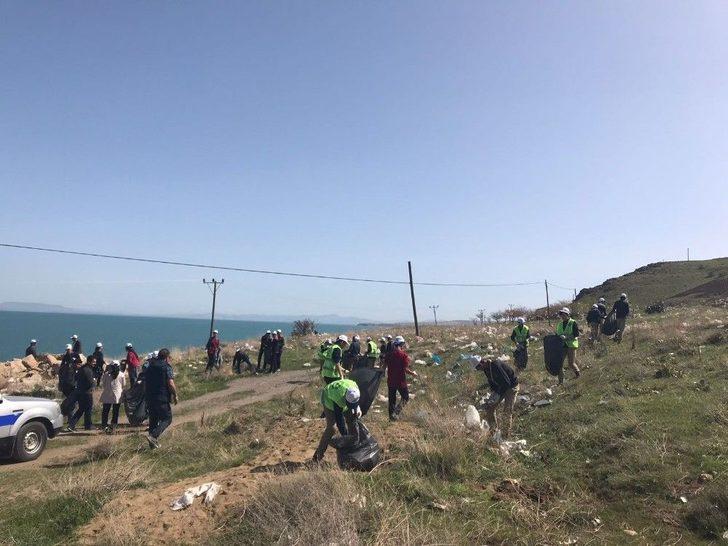 Gevaş’ta Öğrenciler, Van Gölü Sahilinde Çöp Topladı G4