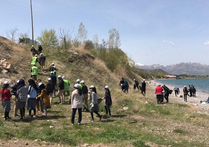 Gevaş’ta Öğrenciler, Van Gölü Sahilinde Çöp Topladı G5