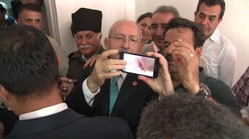 Kılıçdaroğlu’nun Selfie Çekme Mücadelesi