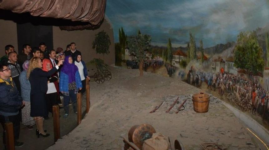 Kent M&uuml;zesinin Gezen Engelli &Ouml;ğrenciler Keyifli Dakikalar Yaşadı