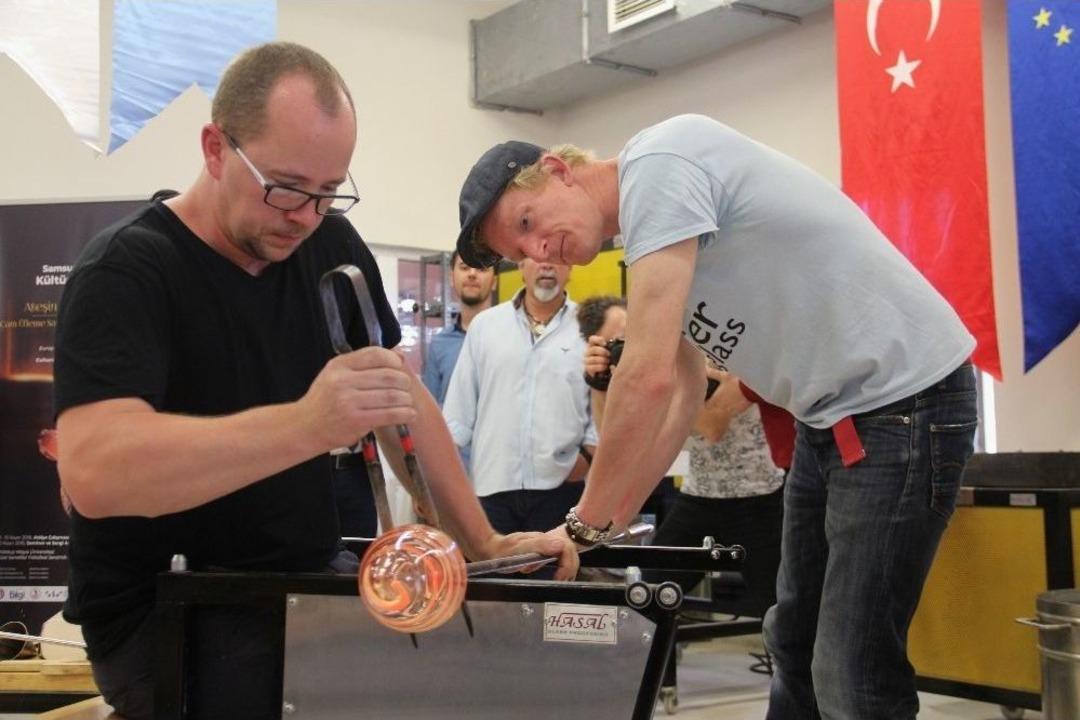 D&uuml;nyaca &Uuml;nl&uuml; Cam &Uuml;fleme Sanat&ccedil;ıları Samsun&rsquo;da H&uuml;nerlerini Sergiledi