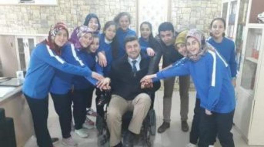 Aslanapa Kız Futsal Takımı&rsquo;na Eşofman Ve Malzeme Desteği