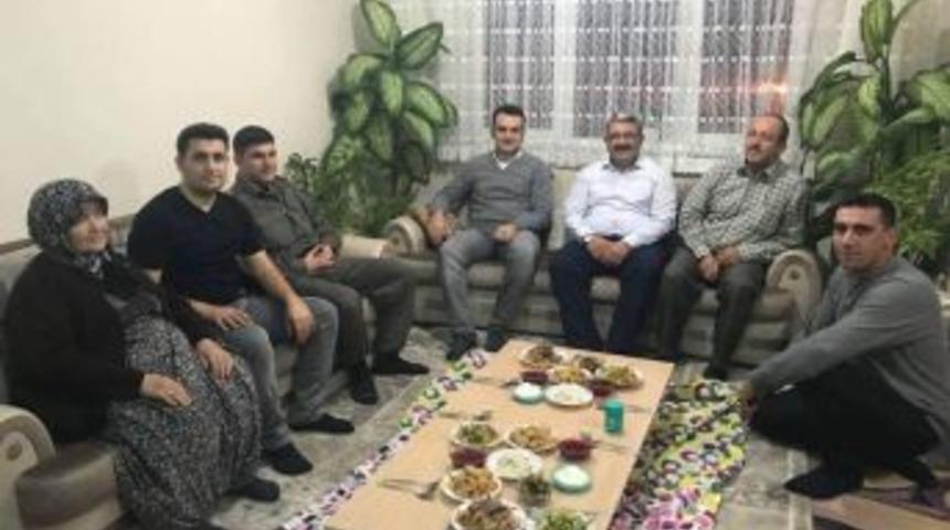 Altıntaş Protokol&uuml; Şehit Ailesini Ziyaret Etti