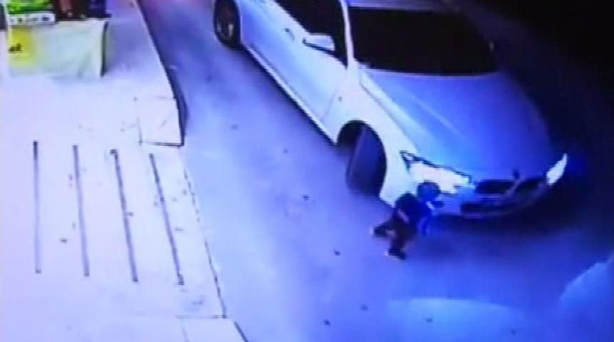 Aracın Altında Kalan &Ccedil;ocuk İ&ccedil;in Seferber Oldular