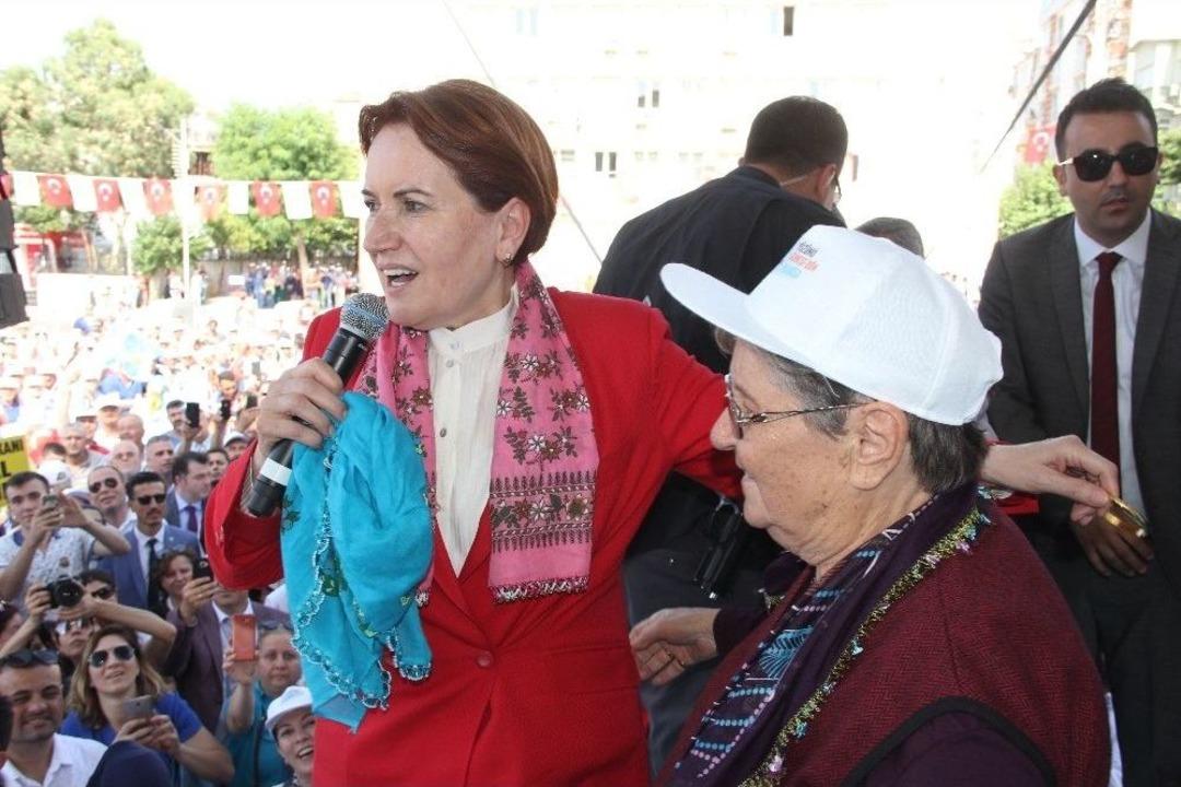 Kefen Parasıyla Yaptığı Bileziği Akşener&rsquo;e Taktı