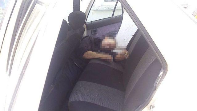 Otomobilinin Arka Koltuğunda &Ouml;l&uuml; Bulundu 1